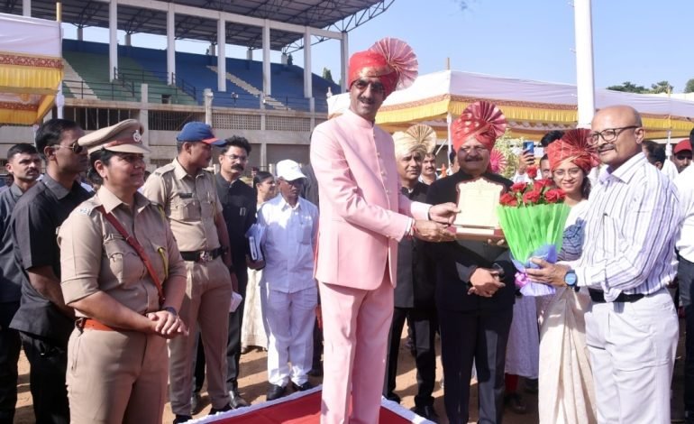 पालकमंत्री शंभूराज देसाई यांच्या हस्ते  जिल्हा माहिती कार्यालयातील विष्णु शिंदे यांचा उत्कृष्ट कर्मचारी म्हणून सन्मान