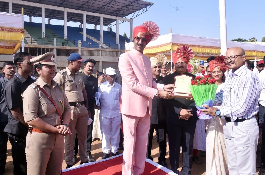 पालकमंत्री शंभूराज देसाई यांच्या हस्ते  जिल्हा माहिती कार्यालयातील विष्णु शिंदे यांचा उत्कृष्ट कर्मचारी म्हणून सन्मान