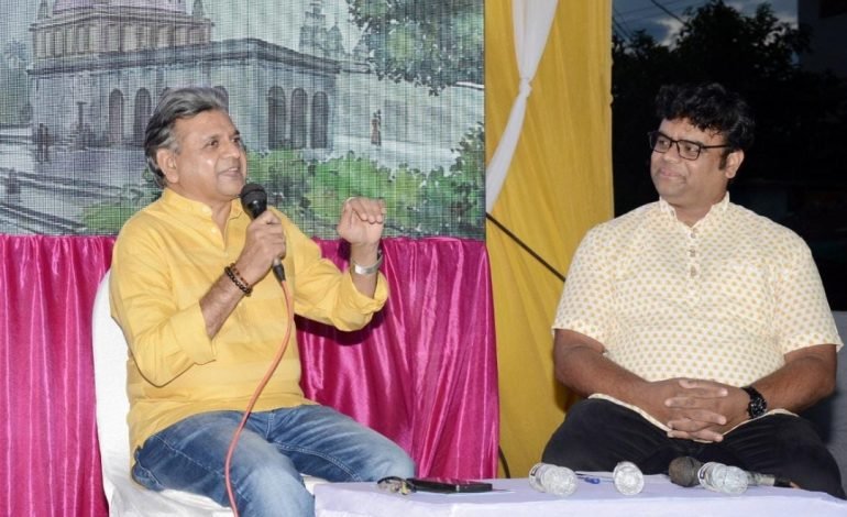 विदूषकाच्या मुखवट्यामागे तत्त्वज्ञाचा चेहरा असतो ; श्री अभिराम भडमकर