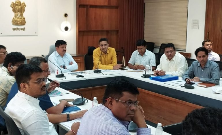 तालुका व गावपातळीवर आढावा घेऊन मान्सुन पूर्व तयारीचे आराखडे 20 मे पूर्वी सादर करावेत – जिल्हाधिकारी संतोष पाटील