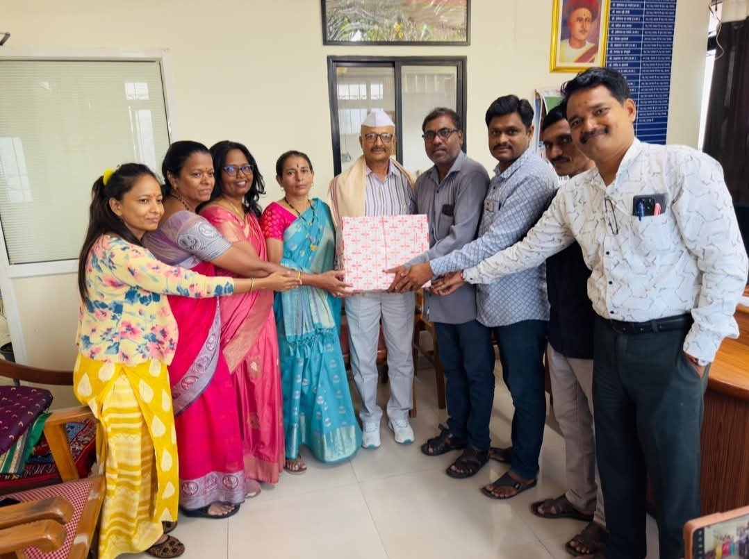जिल्हा माहिती कार्यालयातील वाहनचालक विष्णु शिंदे यांचा सेवापूर्तीनिमित्त सत्कार