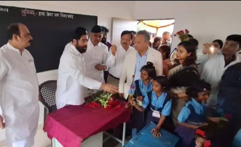 उपमुख्यमंत्री एकनाथ शिंदे यांनी केले चिमुकल्या विद्यार्थ्यांचे स्वागत