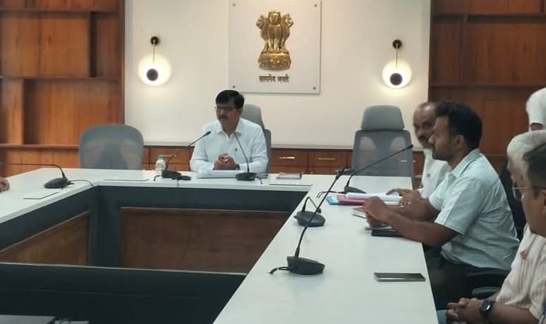 नागरिकांच्या शारिरीक व आध्यात्मिक विकासासाठी 21 जून रोजी संपूर्ण जिल्ह्यात आंतरराष्ट्रीय योग दिनाचे आयोजन करावे – जिल्हाधिकारी संतोष पाटील