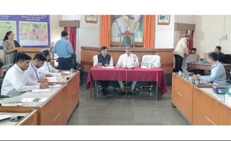 पालकमंत्र्यांनी घेतला सातारा नगरपालिकेच्या कामकाजाचा आढावा