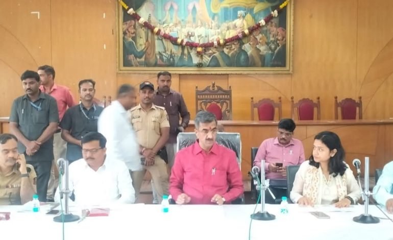 स्वच्छ भारत अभियान व घनकचरा व्यवस्थापन उपक्रम मिशन मोडवर राबवावा – पालकमंत्री शंभूराज देसाई