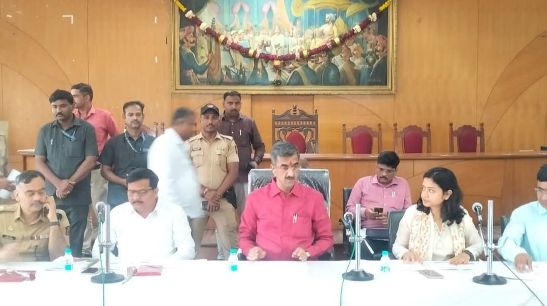 स्वच्छ भारत अभियान व घनकचरा व्यवस्थापन उपक्रम मिशन मोडवर राबवावा – पालकमंत्री शंभूराज देसाई