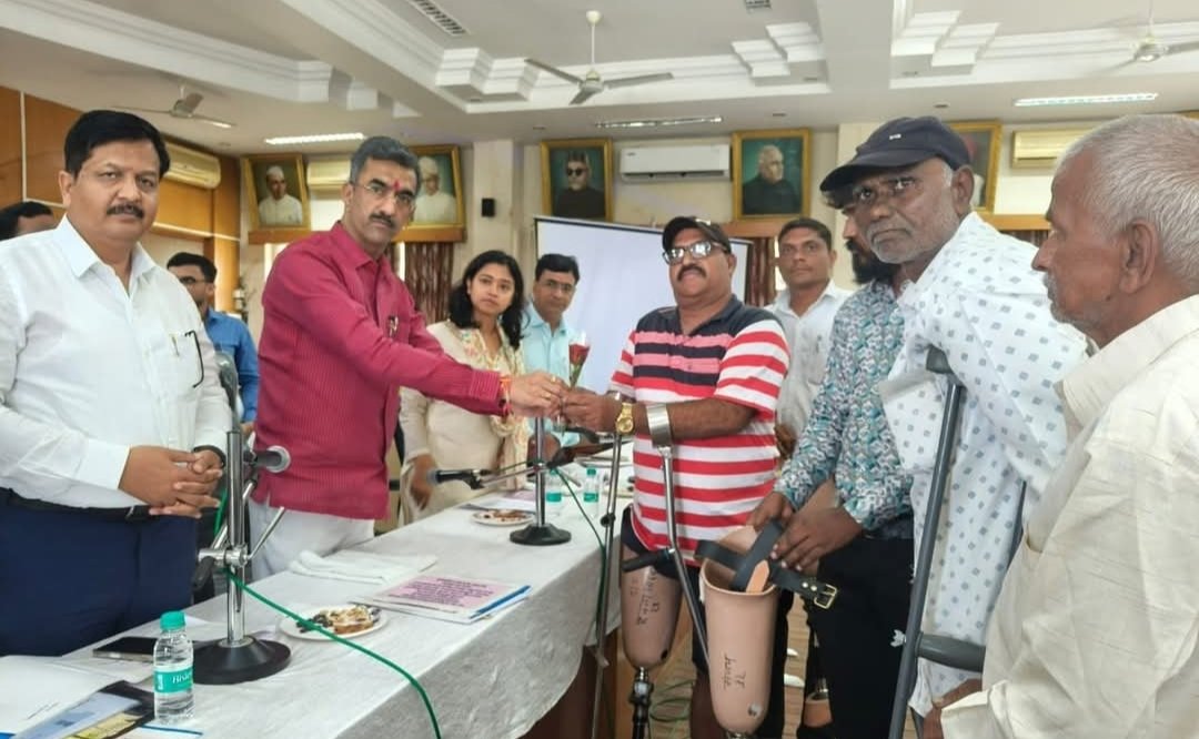 दिव्यांग लाभार्थ्यांना पालकमंत्री शंभूराज देसाई यांच्या हस्ते साहित्य वाटप