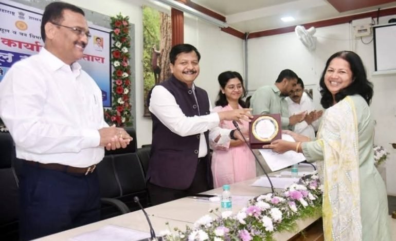 जिल्हास्तरीय महसूल सप्ताहाचा जिल्हाधिकाऱ्यांच्या हस्ते शुभारंभ