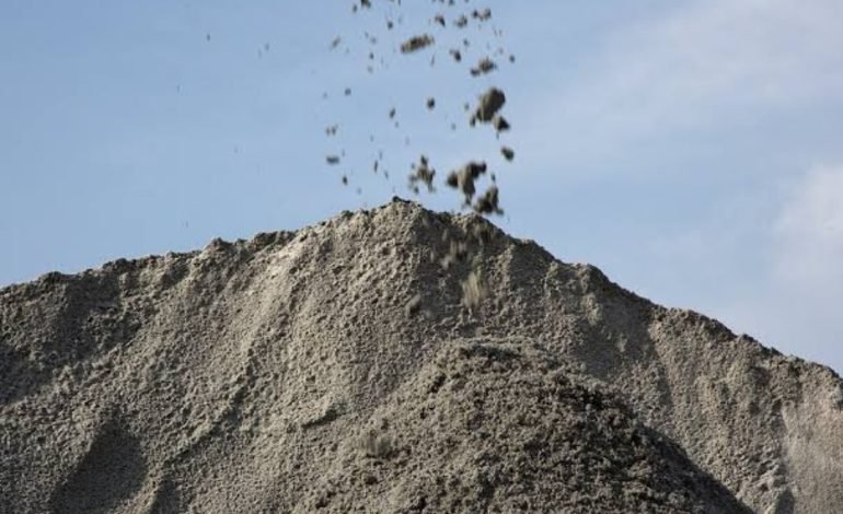 नैसर्गिक वाळूला पर्याय असणाऱ्या एम-सॅन्ड उत्पादनासाठी इच्छुक व्यक्ती, व्यावसायिकांनी अर्ज करावेत – जिल्हाधिकारी संतोष पाटील