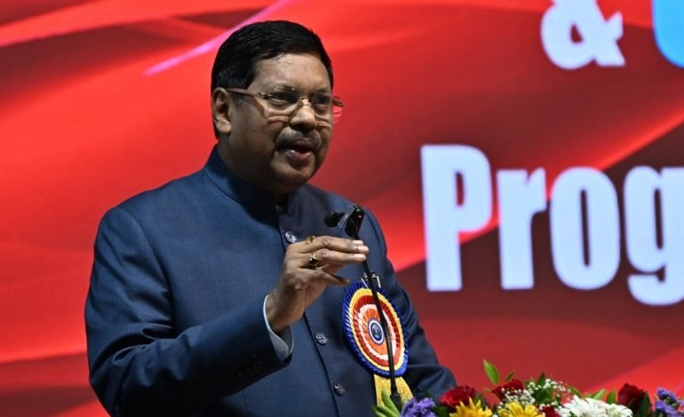 विद्यार्थ्यांनी डॉ.आंबेडकरांच्या विचारांचा अंगीकार करत ध्येय गाठावे – सरन्यायाधीश भूषण गवई