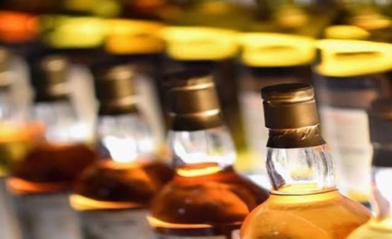 राज्य उत्पादन शुल्क भरारी पथकाची गोवा बनावटीच्या विदेशी मद्य वाहतूकीवर धडक कारवाई