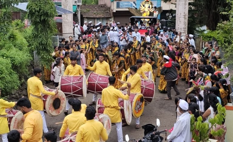 काटवली येथे ढोल पथक व महिलांच्या लेझिमने गणरायाचे उत्साहात स्वागत