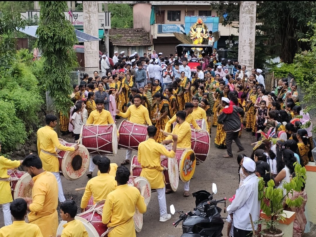 काटवली येथे ढोल पथक व महिलांच्या लेझिमने गणरायाचे उत्साहात स्वागत