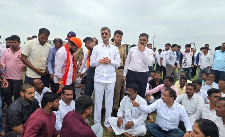 पर्यटन मंत्री शंभूराज देसाई यांनी अणवाणी, दुचाकीवरुन गाठला शेतकऱ्यांचा बांध, परिस्थितीचा आढावा घेऊन दिला धीर