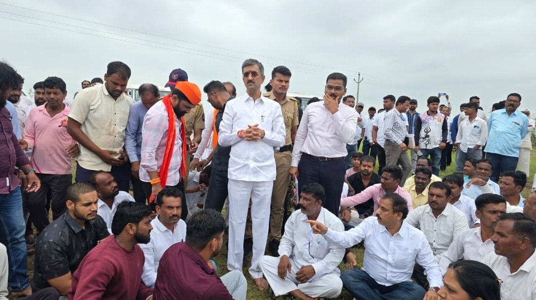 पर्यटन मंत्री शंभूराज देसाई यांनी अणवाणी, दुचाकीवरुन गाठला शेतकऱ्यांचा बांध, परिस्थितीचा आढावा घेऊन दिला धीर