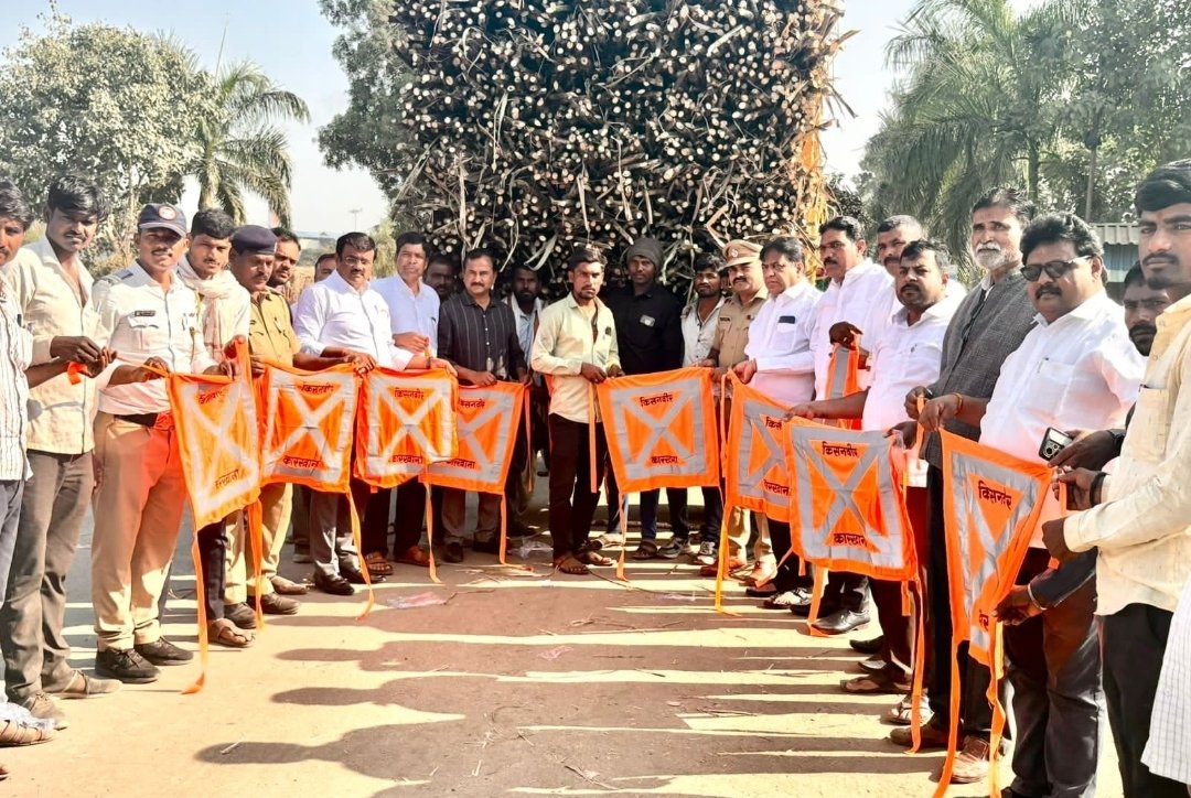 ‘किसन वीर’ तर्फे वाहनांना रिफ्लेक्टरचे वाटप