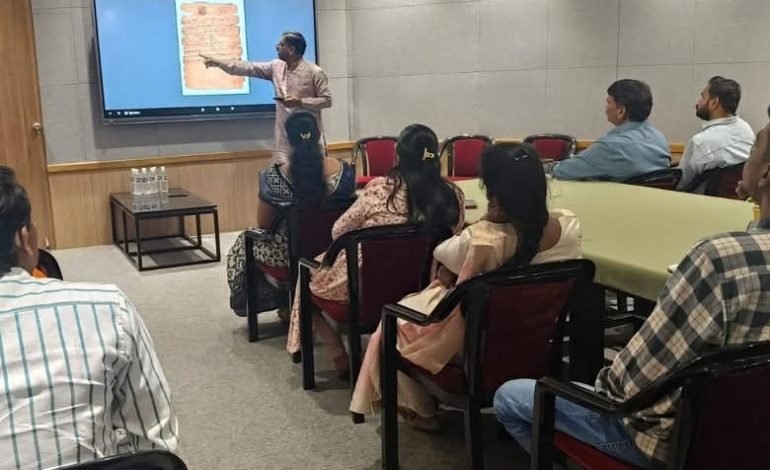 छत्रपती शिवाजी महाराज संग्रहालयात छत्रपति शिवाजी महाराजांच्या मोडितील पत्रांचे वाचन