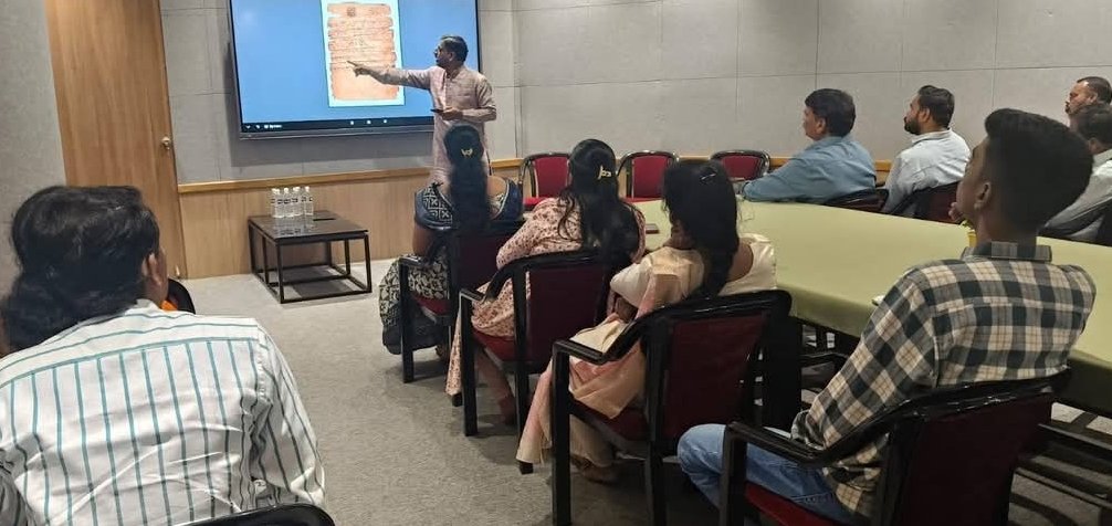 छत्रपती शिवाजी महाराज संग्रहालयात छत्रपति शिवाजी महाराजांच्या मोडितील पत्रांचे वाचन