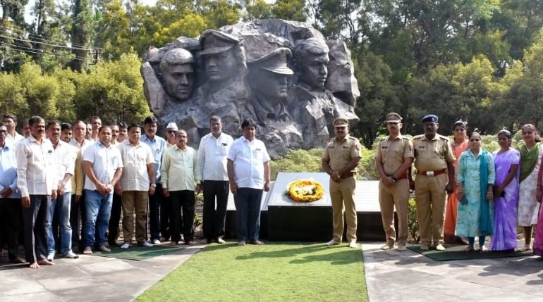 ‘किसन वीर’ कारखान्यावर २६/११ मधील शहिदाना अभिवादन करून केले सविधानाचे वाचन