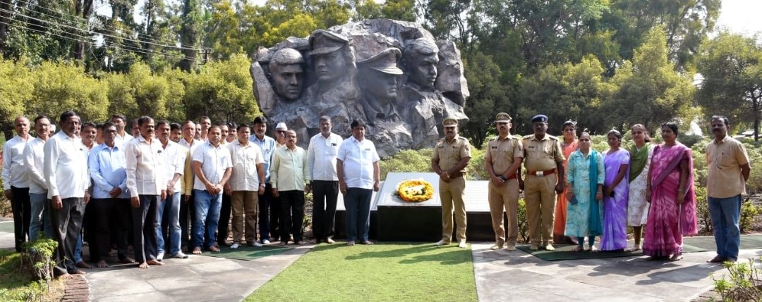‘किसन वीर’ कारखान्यावर २६/११ मधील शहिदाना अभिवादन करून केले सविधानाचे वाचन