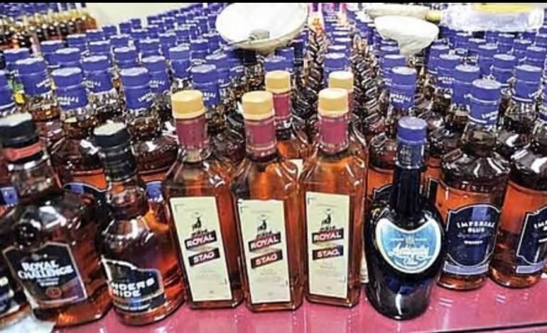 अवैध गोवा बनावटीच्या विदेशी मद्याची विक्री व वाहतूकीवर कारवाई.