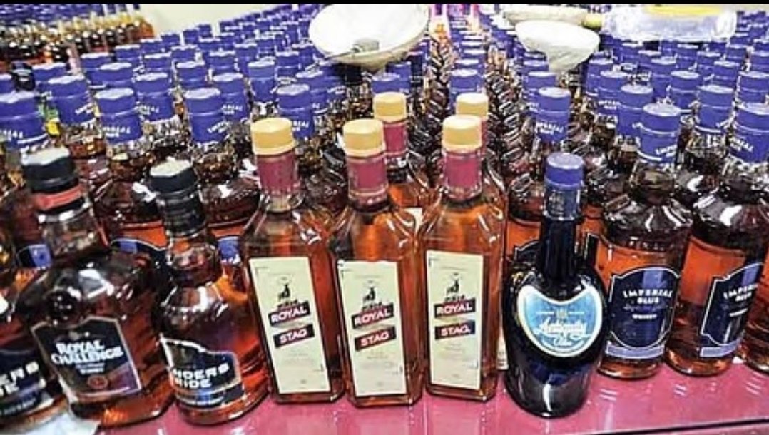 अवैध गोवा बनावटीच्या विदेशी मद्याची विक्री व वाहतूकीवर कारवाई.