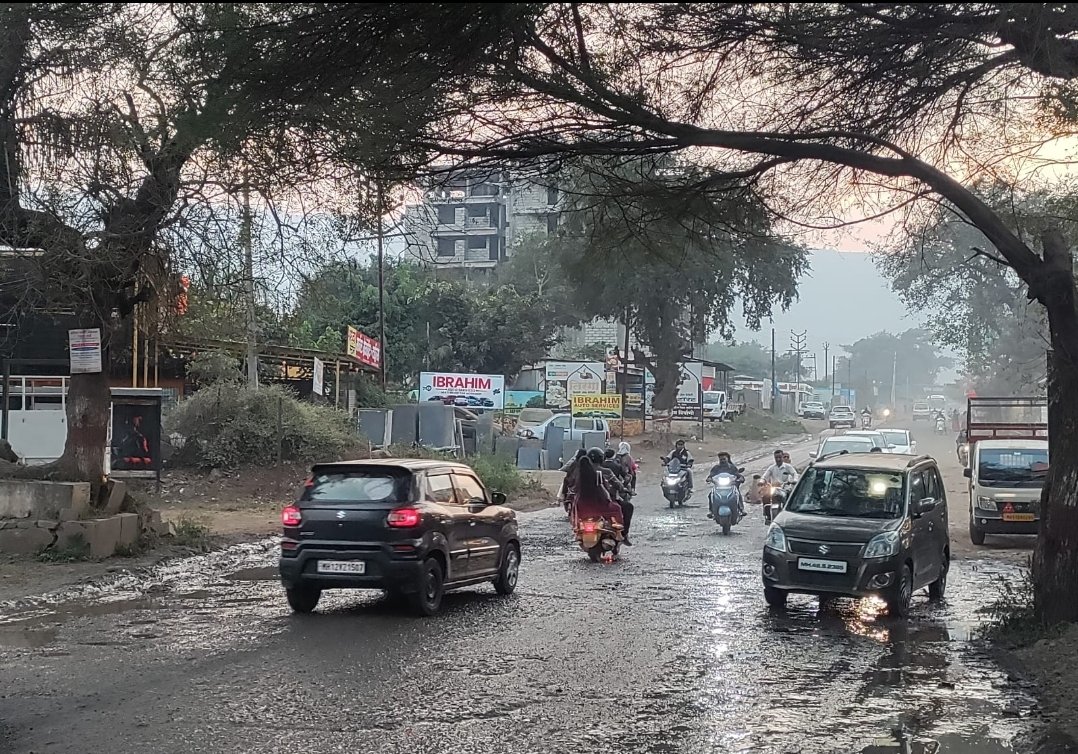 भद्रेश्वर पुलानजीक ड्रेनेजच्या पाण्यामुळे अपघातांची मालिका