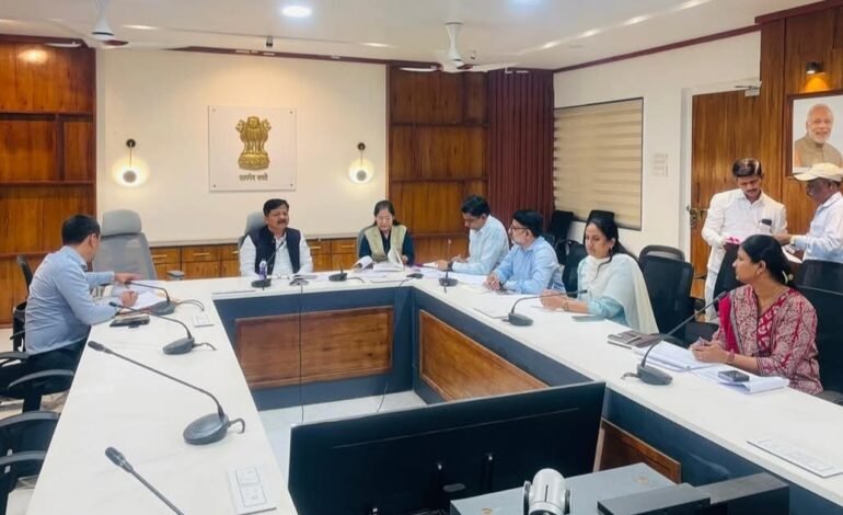 जैव वैद्यकीय कचरा विल्हेवाटीबाबत सर्व रुग्णालयांची तपासणी करा – जिल्हाधिकारी संतोष पाटील