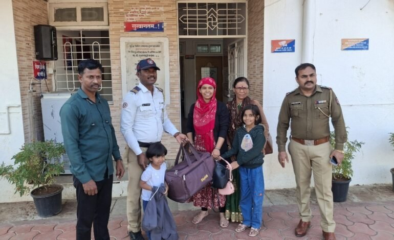 ट्रॅव्हल्स बसमध्ये विसरलेली पर्स पोलीस नाईक सुशांत धुमाळ यांच्या प्रयत्नाने महिलेस परत