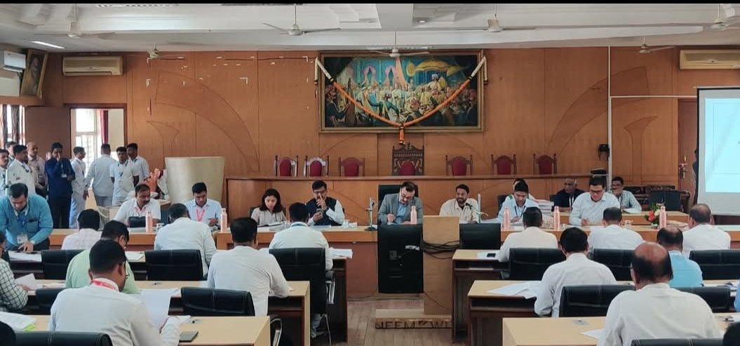 विभागीय आयुक्त डॉ.चंद्रकांत पुलकुंडवार यांच्याकडून जिल्हा परिषदेतील विभागांचा आढावा