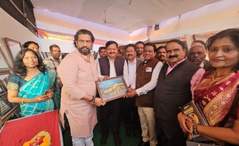 सातारा जिल्हा पर्यटन छायाचित्र प्रदर्शनाचे सार्वजनिक बांधकाम मंत्री श्रीमंत छत्रपती शिवेंद्रसिंहराजे भोसले यांच्या हस्ते उद्घाटन