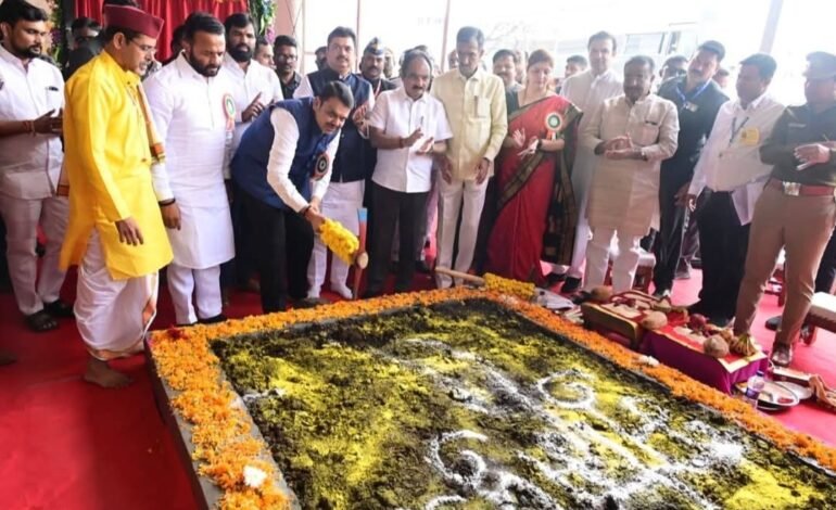 क्रांतिज्योती सावित्रीबाई फुले यांच्या स्मारकाचे मुख्यमंत्री देवेंद्र फडणवीस यांच्या हस्ते भूमिपूजन