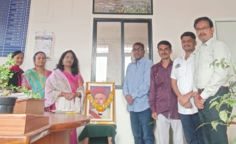 जिल्हा माहिती कार्यालयात पत्रकार दिनानिमित्त दर्पणकारांना अभिवादन