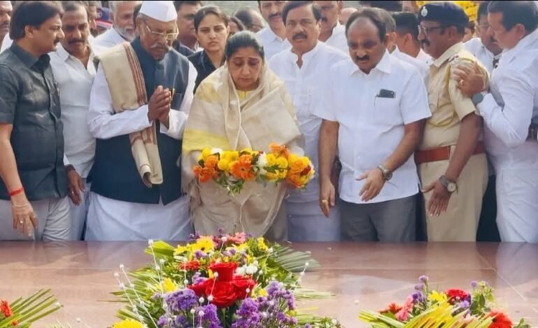 उपमुख्यमंत्री सुनेत्रा अजित पवार यांनी प्रितीसंगमावर केले स्व. यशवंतराव चव्हाण यांना अभिवादन