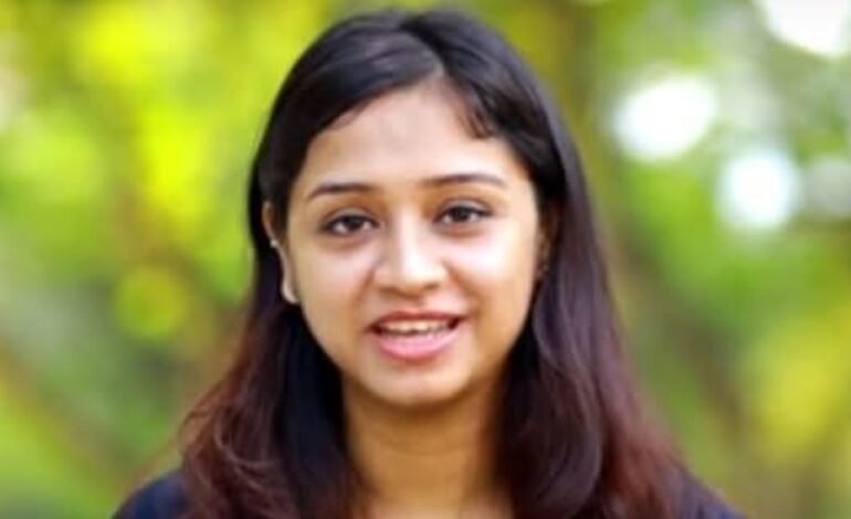 मुख्यालयी न राहणाऱ्या व वेळेत सेवा न देणाऱ्या वैद्यकीय अधिकाऱ्यांवर कठोर कारवाई