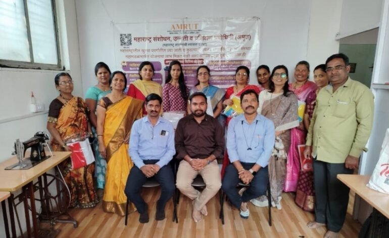 वडूज येथे ‘अमृत फॅशन डिझायनिंग कोर्स सुरु  