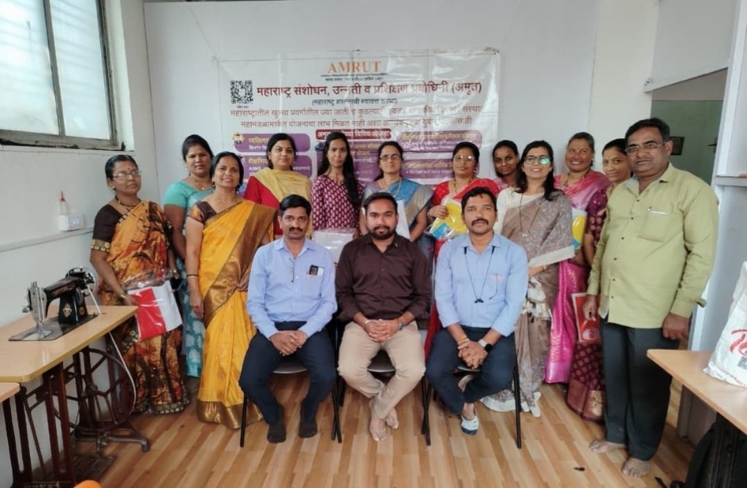 वडूज येथे ‘अमृत फॅशन डिझायनिंग कोर्स सुरु  