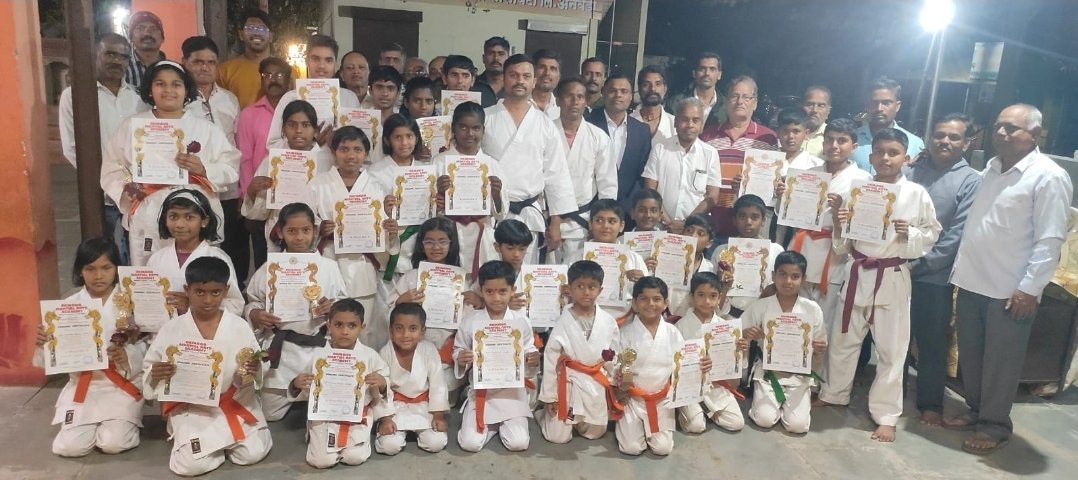 अनवडी येथे कराटे परीक्षेत विद्यार्थ्यांचे घवघवीत यश