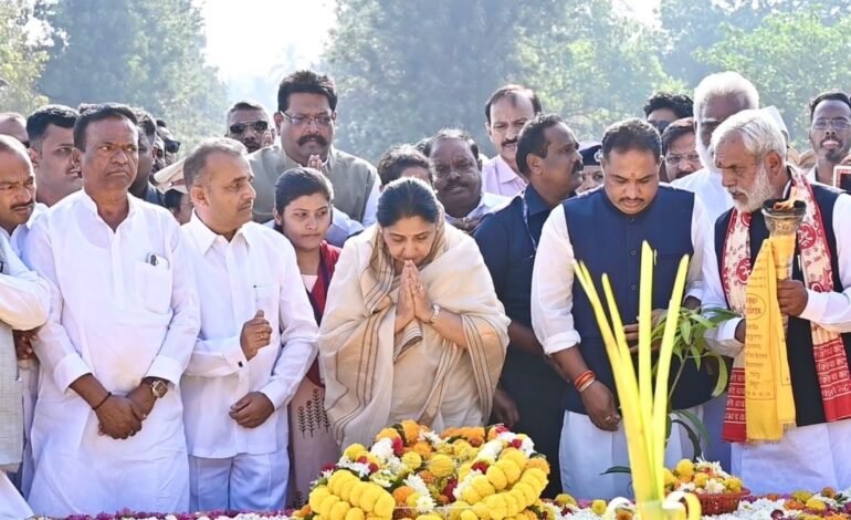 स्व. यशवंतराव चव्हाण यांच्या जयंतीनिमित्त प्रीती संगमावरील समाधीस्थळी उपमुख्यमंत्री सुनेत्रा अजित पवार यांचे अभिवादन