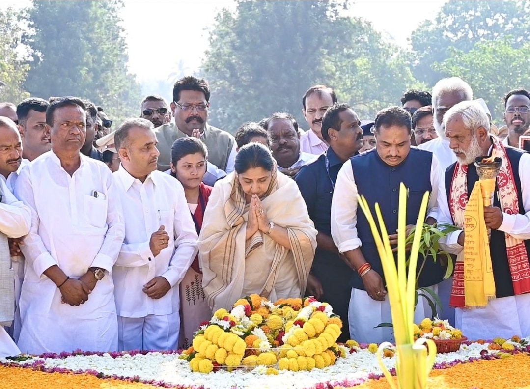 स्व. यशवंतराव चव्हाण यांच्या जयंतीनिमित्त प्रीती संगमावरील समाधीस्थळी उपमुख्यमंत्री सुनेत्रा अजित पवार यांचे अभिवादन