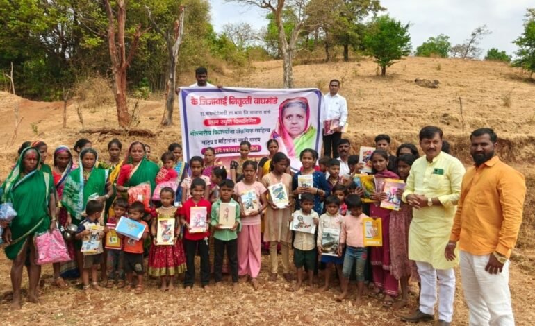 आईच्या स्मृतिदिनानिमित्त वाघमोडे बंधूंचा आदर्श उपक्रम; ११३ विद्यार्थ्यांना शैक्षणिक साहित्य, ११५ महिलांना साडी वाटप