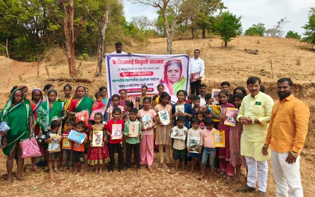 आईच्या स्मृतिदिनानिमित्त वाघमोडे बंधूंचा आदर्श उपक्रम; ११३ विद्यार्थ्यांना शैक्षणिक साहित्य, ११५ महिलांना साडी वाटप