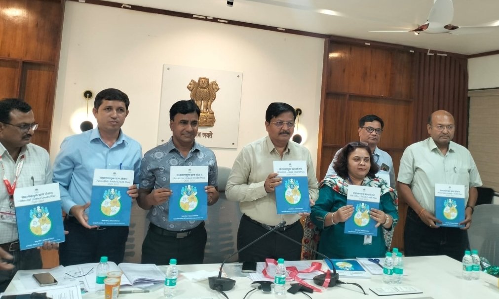 शेतीसाठी कर्ज देण्यास टाळाटाळ करणाऱ्या बँकांतील शासकीय ठेवी काढून घ्या – जिल्हाधिकारी संतोष पाटील