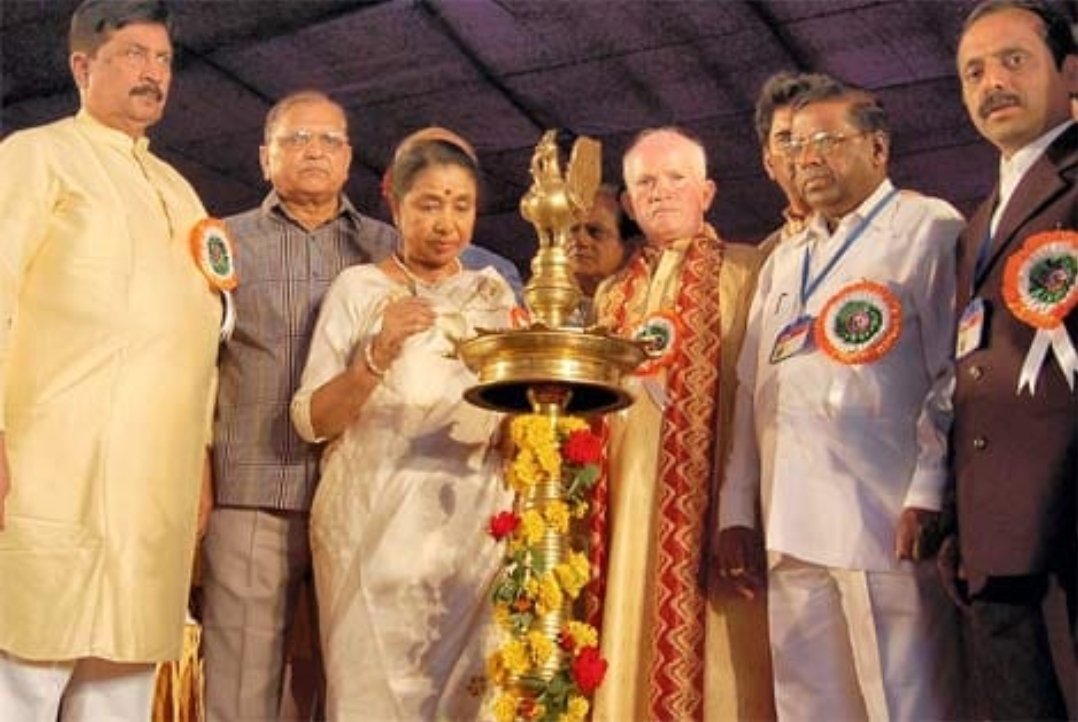 उद्घाटक म्हणून आशा भोसले यांनी वाढवली साहित्य संमेलनाची उंची