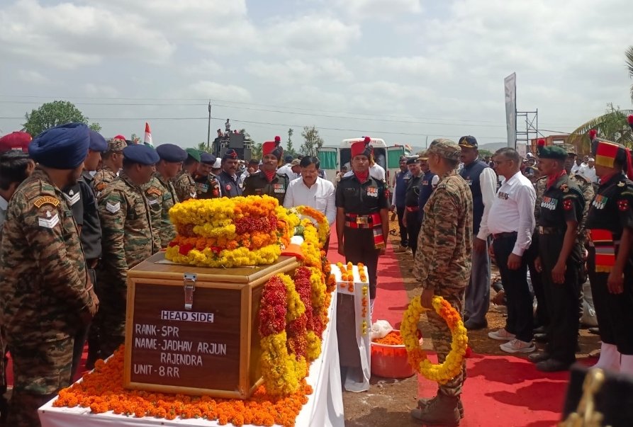 शहीद जवान अर्जुन जाधव यांच्या पार्थिवावर शासकीय इतमामात शहापूर येथे अंत्यसंस्कार