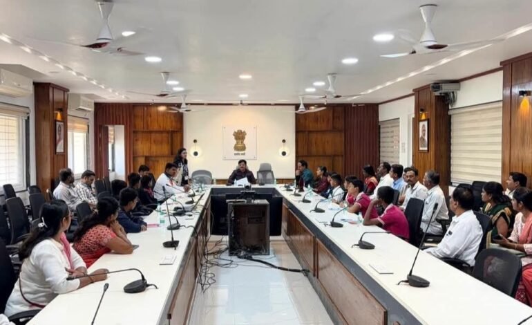 कॉफी विथ कलेक्टर उपक्रमात जिल्हाधिकारी संतोष पाटील यांनी साधला विद्यार्थ्यांशी संवाद