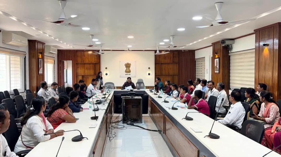 कॉफी विथ कलेक्टर उपक्रमात जिल्हाधिकारी संतोष पाटील यांनी साधला विद्यार्थ्यांशी संवाद