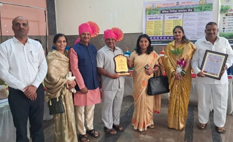 कृषी क्षेत्रातील उल्लेखनीय कार्याबद्दल श्री. दिलीप भिकू शिंगटे यांचा यशवंतराव चव्हाण पुष्पौउत्पादन शेती पुरस्कार देऊन जिल्हा परिषदेकडून सन्मान.