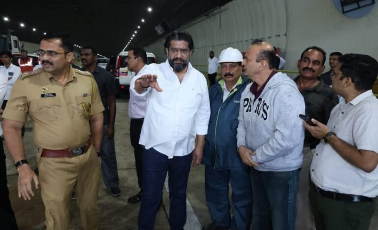 कनेक्टिंग लिंकच्या एंट्री पॉईंटजवळ दरड कोसळलेल्या घटनेची सार्वजनिक बांधकाम मंत्री शिवेंद्रसिंहराजे भोसले यांनी केली प्रत्यक्ष पाहणी