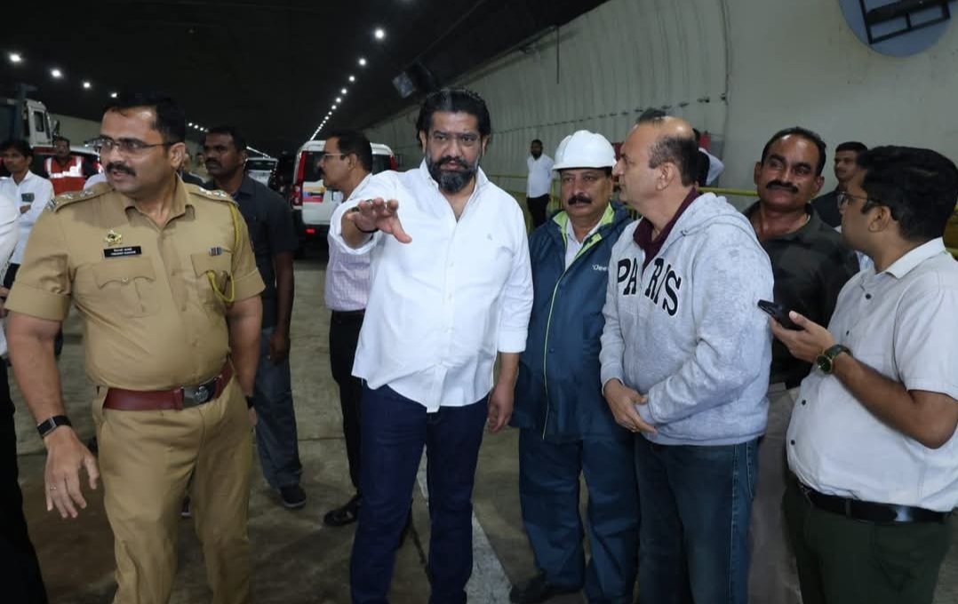 कनेक्टिंग लिंकच्या एंट्री पॉईंटजवळ दरड कोसळलेल्या घटनेची सार्वजनिक बांधकाम मंत्री शिवेंद्रसिंहराजे भोसले यांनी केली प्रत्यक्ष पाहणी